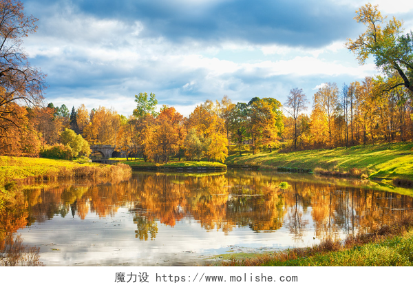 秋天公园里水天一色的美丽风景秋天的风景